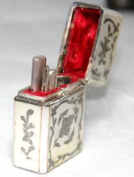 etui with sewing implements