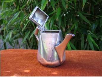 An unidentified 25 cl teapot with an original design An unidentified 25 cl teapot with an original design