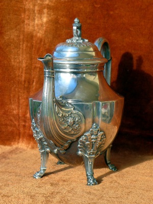 A silver-plated teapot (20 cm high) made of low-quality nickel silver before 1902