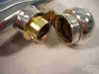 hinged lid which opens and closes with a bayonet twist movement 