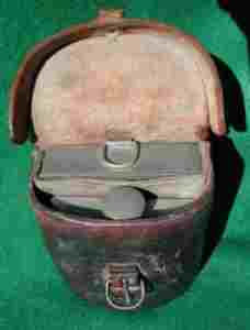 container realized to hold a Sandwich case together with a hip flask