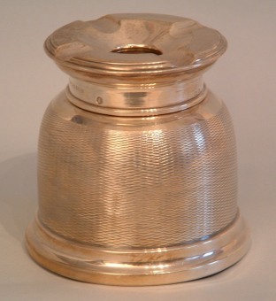 English silver
ash container
(ashtray)