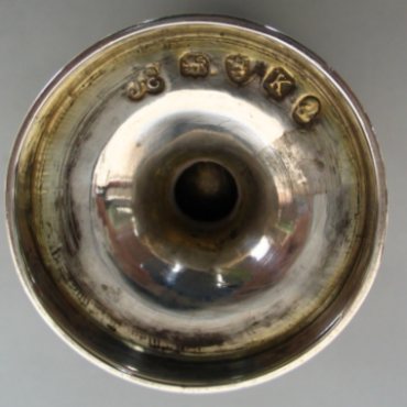 silver wig powderer or pepperette: hallmarks London 1805 on the botton of the body silver wig powderer or pepperette: hallmarks London 1805 on the botton of the body